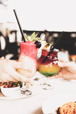 Lokantadaki masada alkol kokteyli.