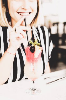 Lokantadaki masada alkol kokteyli.