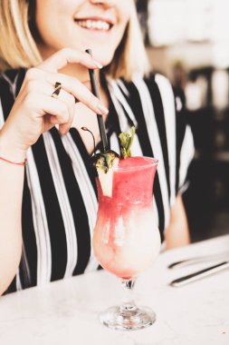 Lokantadaki masada alkol kokteyli.