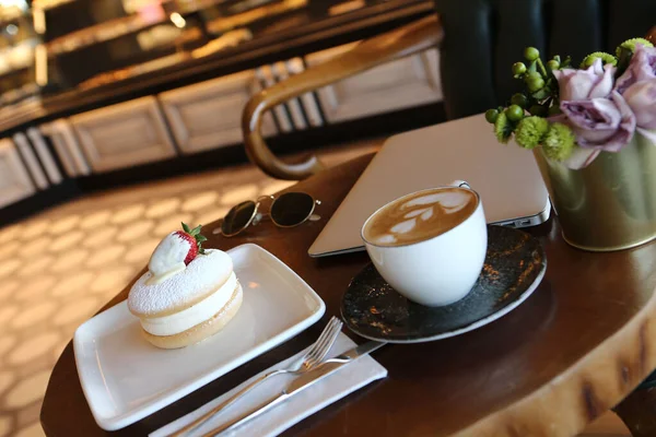 Una Rebanada Delicioso Pastel Una Taza Café — Foto de Stock