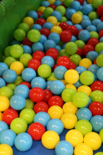 Bolas coloridas brilhantes para a piscina seca para jogos  infantis.brinquedos, desenvolvimento para crianças. fundo multicolorido  brilhante.