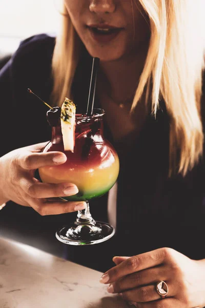 Napoje Alkoholowe Stole Restauracji — Zdjęcie stockowe
