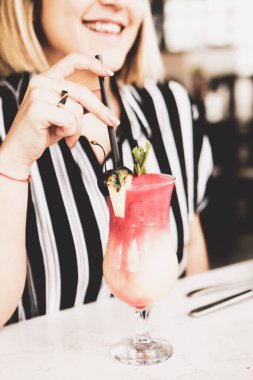 Lokantadaki masada alkol kokteyli.