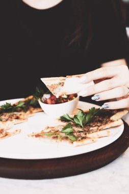 Geleneksel Türkçe fırında pide. Türk pizzası, Orta Doğu aperatifleri. Türk mutfağı. Et ile doldurulmuş çam