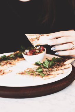 Geleneksel Türkçe fırında pide. Türk pizzası, Orta Doğu aperatifleri. Türk mutfağı. Et ile doldurulmuş çam