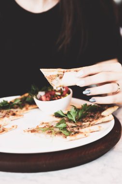 Geleneksel Türkçe fırında pide. Türk pizzası, Orta Doğu aperatifleri. Türk mutfağı. Et ile doldurulmuş çam