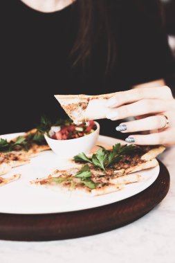 Geleneksel Türkçe fırında pide. Türk pizzası, Orta Doğu aperatifleri. Türk mutfağı. Et ile doldurulmuş çam