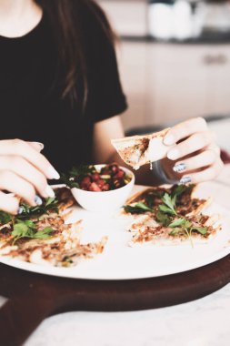 Geleneksel Türkçe fırında pide. Türk pizzası, Orta Doğu aperatifleri. Türk mutfağı. Et ile doldurulmuş çam