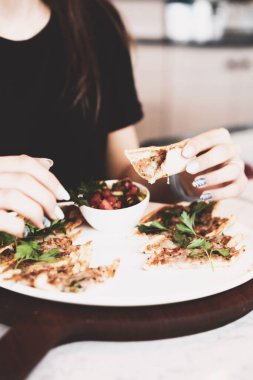 Geleneksel Türkçe fırında pide. Türk pizzası, Orta Doğu aperatifleri. Türk mutfağı. Et ile doldurulmuş çam