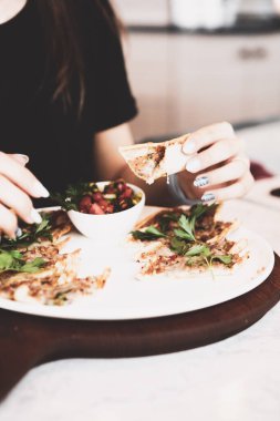 Geleneksel Türkçe fırında pide. Türk pizzası, Orta Doğu aperatifleri. Türk mutfağı. Et ile doldurulmuş çam