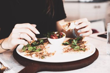Geleneksel Türkçe fırında pide. Türk pizzası, Orta Doğu aperatifleri. Türk mutfağı. Et ile doldurulmuş çam
