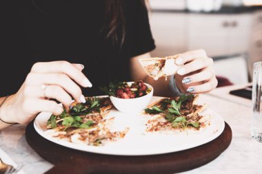 Geleneksel Türkçe fırında pide. Türk pizzası, Orta Doğu aperatifleri. Türk mutfağı. Et ile doldurulmuş çam