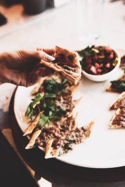 Geleneksel Türkçe fırında pide. Türk pizzası, Orta Doğu aperatifleri. Türk mutfağı. Et ile doldurulmuş çam