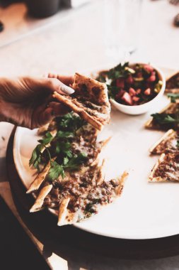 Geleneksel Türkçe fırında pide. Türk pizzası, Orta Doğu aperatifleri. Türk mutfağı. Et ile doldurulmuş çam