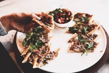 Geleneksel Türkçe fırında pide. Türk pizzası, Orta Doğu aperatifleri. Türk mutfağı. Et ile doldurulmuş çam