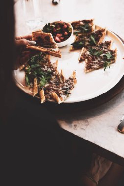 Geleneksel Türkçe fırında pide. Türk pizzası, Orta Doğu aperatifleri. Türk mutfağı. Et ile doldurulmuş çam