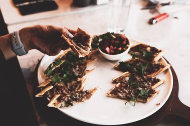 Geleneksel Türkçe fırında pide. Türk pizzası, Orta Doğu aperatifleri. Türk mutfağı. Et ile doldurulmuş çam