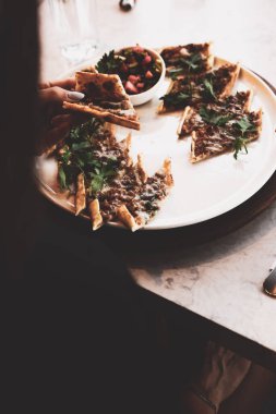 Geleneksel Türkçe fırında pide. Türk pizzası, Orta Doğu aperatifleri. Türk mutfağı. Et ile doldurulmuş çam
