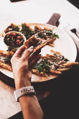 Geleneksel Türkçe fırında pide. Türk pizzası, Orta Doğu aperatifleri. Türk mutfağı. Et ile doldurulmuş çam
