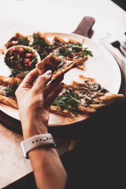 Geleneksel Türkçe fırında pide. Türk pizzası, Orta Doğu aperatifleri. Türk mutfağı. Et ile doldurulmuş çam