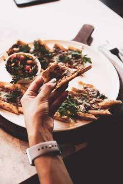 Geleneksel Türkçe fırında pide. Türk pizzası, Orta Doğu aperatifleri. Türk mutfağı. Et ile doldurulmuş çam
