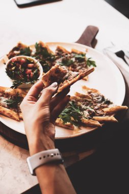 Geleneksel Türkçe fırında pide. Türk pizzası, Orta Doğu aperatifleri. Türk mutfağı. Et ile doldurulmuş çam
