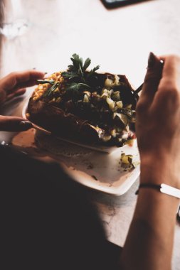 Peynir, sosis, zeytin, biber ve Mısır ile pişmiş kumpir patates dolması