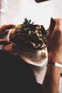 Peynir, sosis, zeytin, biber ve Mısır ile pişmiş kumpir patates dolması