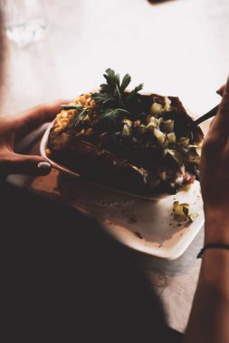 Peynir, sosis, zeytin, biber ve Mısır ile pişmiş kumpir patates dolması