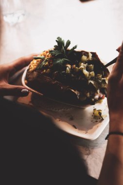 Peynir, sosis, zeytin, biber ve Mısır ile pişmiş kumpir patates dolması