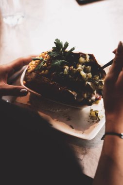 Peynir, sosis, zeytin, biber ve Mısır ile pişmiş kumpir patates dolması