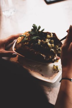 Peynir, sosis, zeytin, biber ve Mısır ile pişmiş kumpir patates dolması