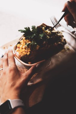 Peynir, sosis, zeytin, biber ve Mısır ile pişmiş kumpir patates dolması