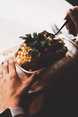 Peynir, sosis, zeytin, biber ve Mısır ile pişmiş kumpir patates dolması