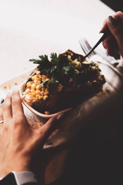 Peynir, sosis, zeytin, biber ve Mısır ile pişmiş kumpir patates dolması