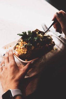 Peynir, sosis, zeytin, biber ve Mısır ile pişmiş kumpir patates dolması