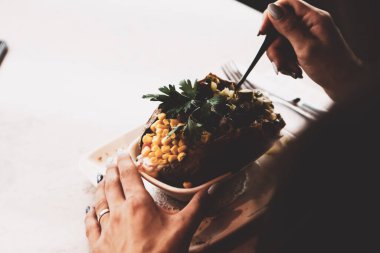 Peynir, sosis, zeytin, biber ve Mısır ile pişmiş kumpir patates dolması