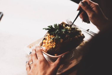 Peynir, sosis, zeytin, biber ve Mısır ile pişmiş kumpir patates dolması