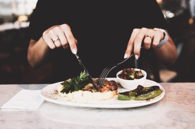 Masada lezzetli tavuk yemeği