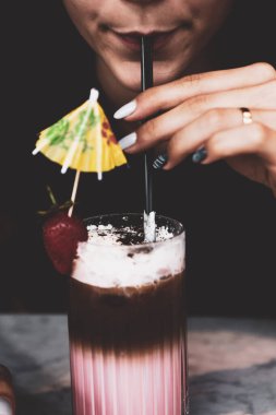 Sütlü buzlu kahve. Buzlu kahve. Elinde bir bardak buzlu kahve tutan kadın..