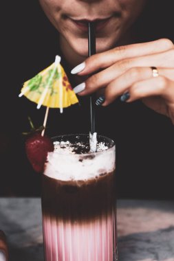 Sütlü buzlu kahve. Buzlu kahve. Elinde bir bardak buzlu kahve tutan kadın..