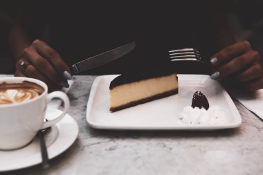 Bir dilim lezzetli kek ve bir fincan kahve.