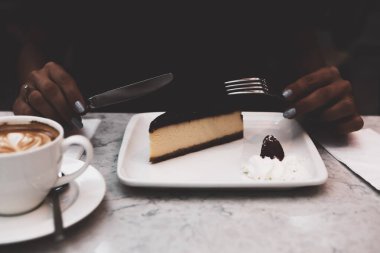 Bir dilim lezzetli kek ve bir fincan kahve.