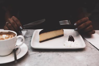 Bir dilim lezzetli kek ve bir fincan kahve.