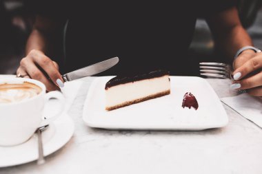 Bir dilim lezzetli kek ve bir fincan kahve.