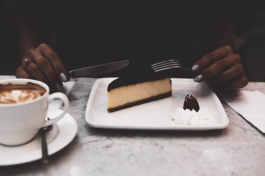 Bir dilim lezzetli kek ve bir fincan kahve.