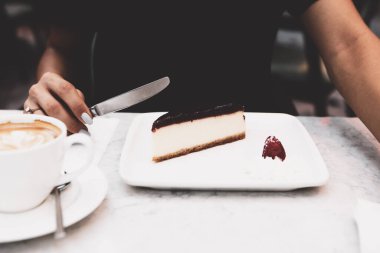 Bir dilim lezzetli kek ve bir fincan kahve.