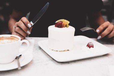 Bir dilim lezzetli kek ve bir fincan kahve.