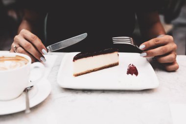 Bir dilim lezzetli kek ve bir fincan kahve.