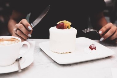 Bir dilim lezzetli kek ve bir fincan kahve.